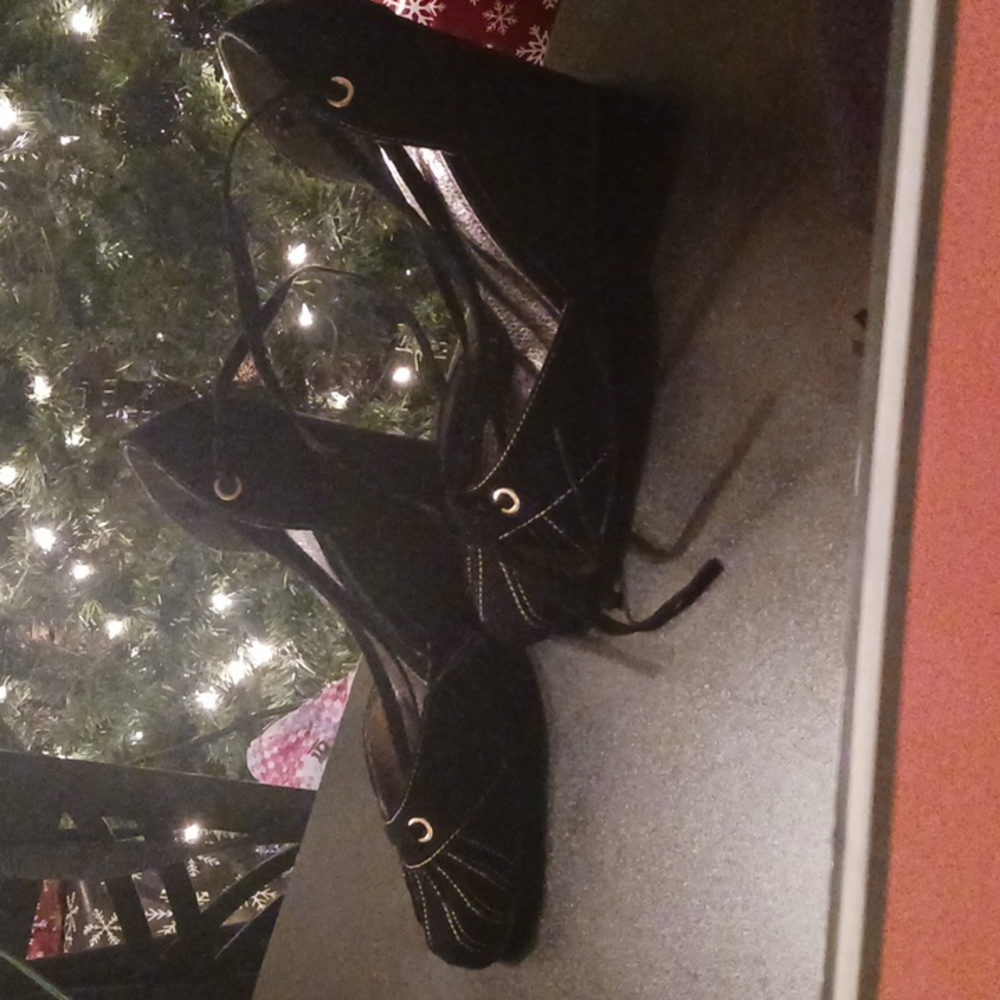Shoes - Picture 3 of 4